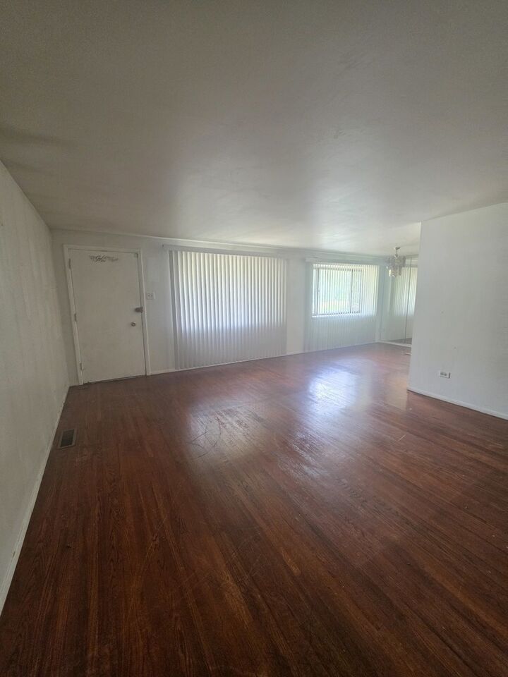 Property Photo: 821 E 10th Place IL 60411