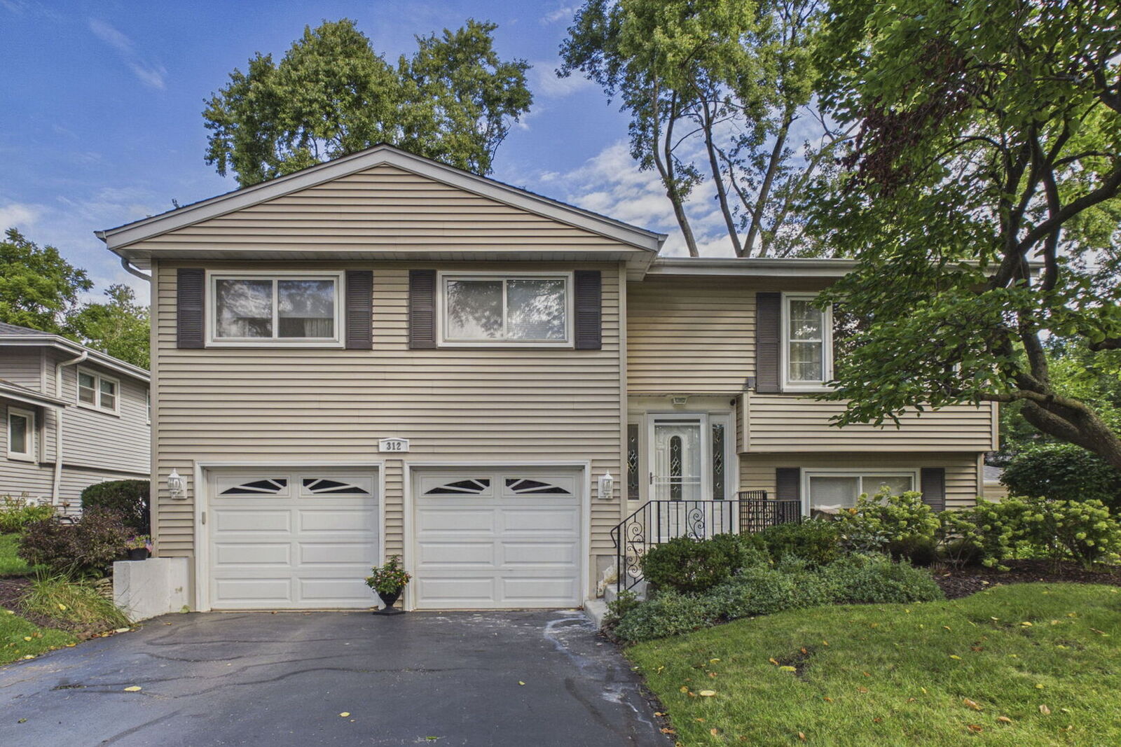 Property Photo:  312 W Goebel Drive  IL 60148 