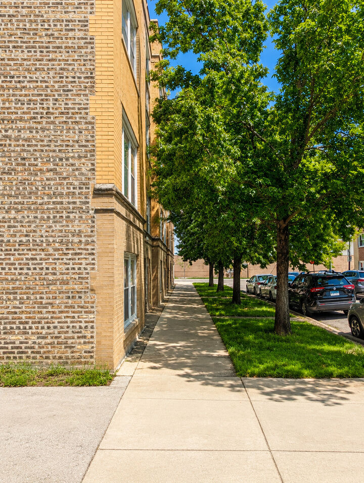 Property Photo: 3206 W Berwyn Avenue G IL 60625