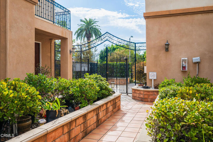 Property Photo: 46 8 S Roosevelt Avenue 8 CA 91107