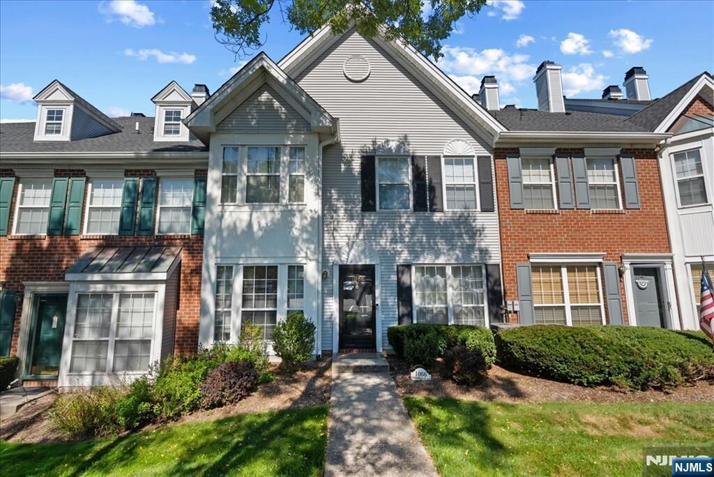 Property Photo:  1066 Chedworth Circle  NJ 07430 