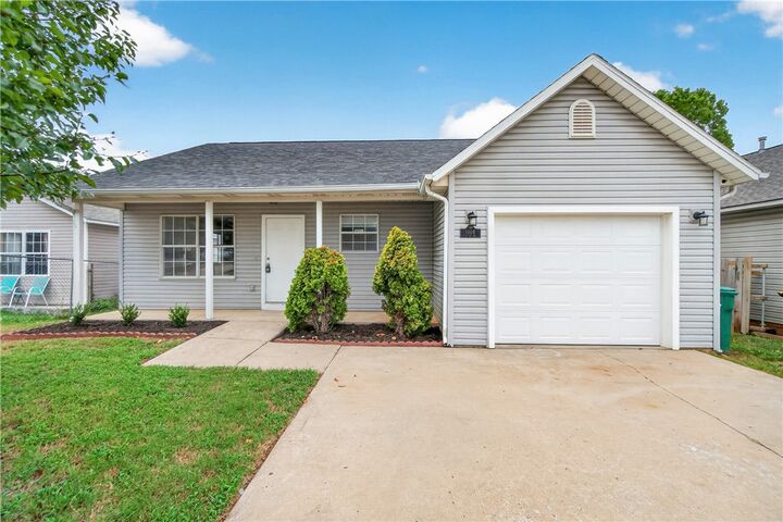 Property Photo:  1106 S E Street  AR 72756 