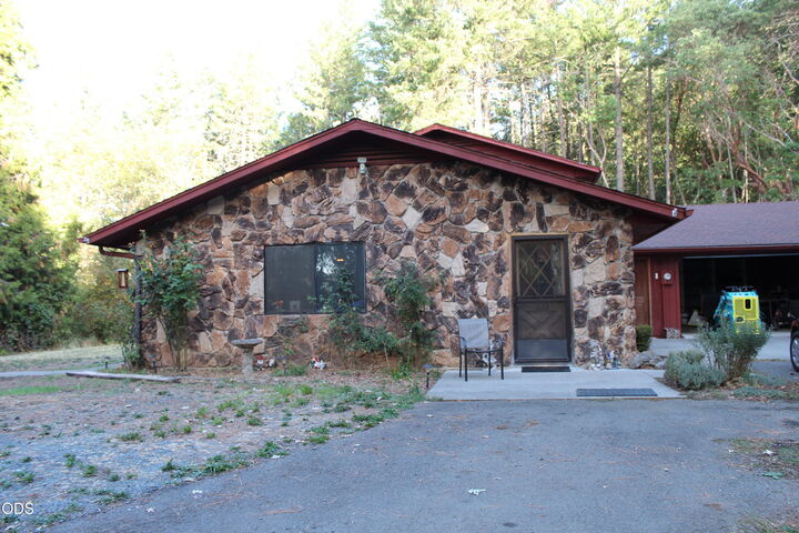 Property Photo: 333 Greens Creek Road OR 97527