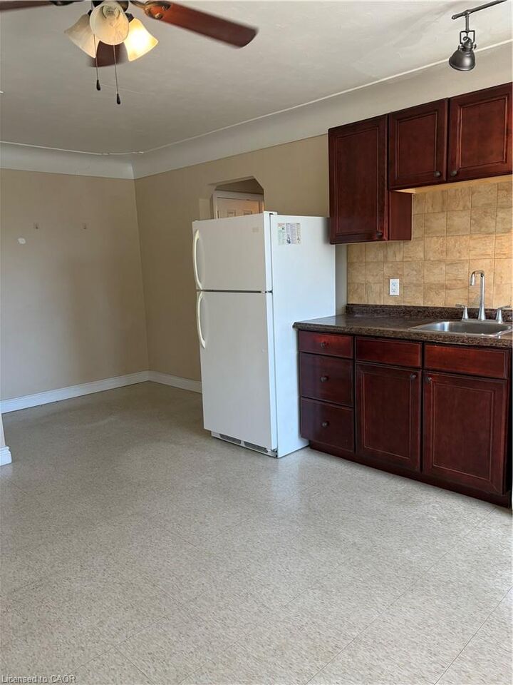 Property Photo:  119 Macnab Street S 19  ON L8P 3C2 