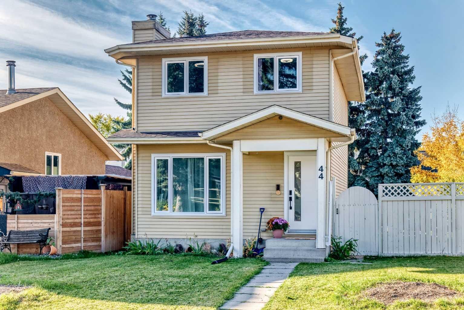 Property Photo:  44 McKinley Road SE  AB T2Z 1T6 