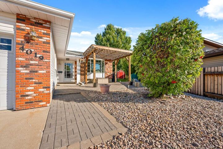 Property Photo:  4019 58 Avenue Close  AB T9V 2P6 