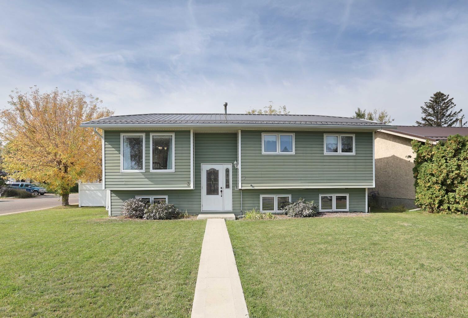 Property Photo:  3 Ash Street W  AB T1R 0A6 