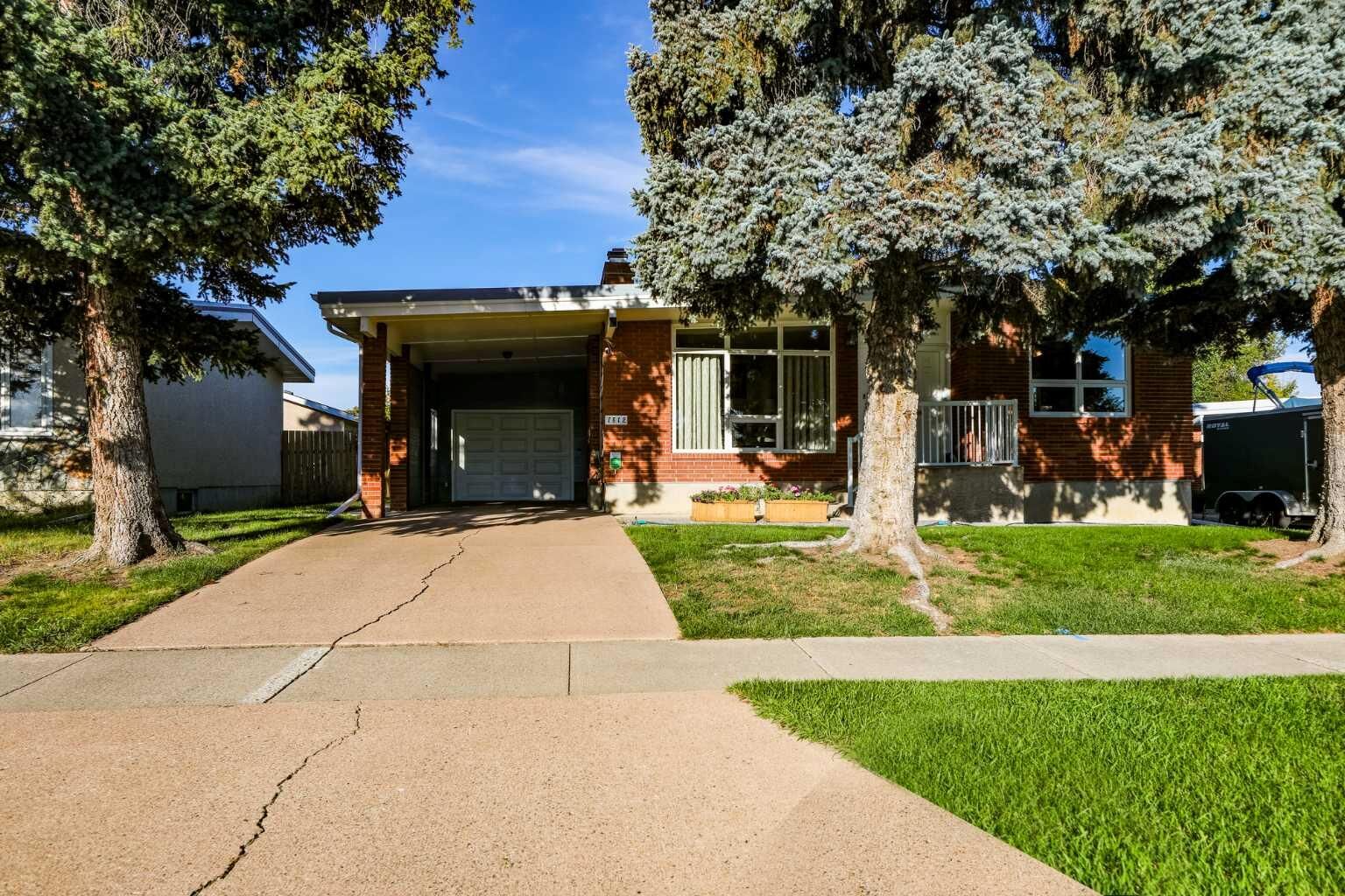 Property Photo:  1812 Lakemount Boulevard S  AB T1K 3R6 
