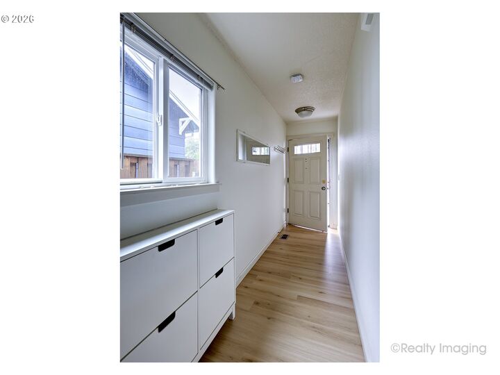 Property Photo: 9350 N Hodge Ave OR 97203