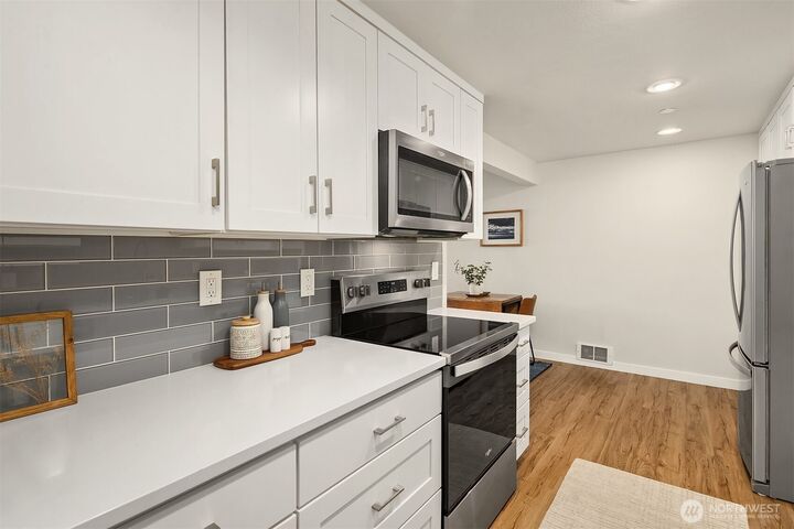 Property Photo:  11556  Greenwood Avenue N 102  WA 98133 