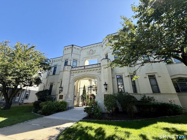 Property Photo:  869 Orange Street 7W  CT 06511 