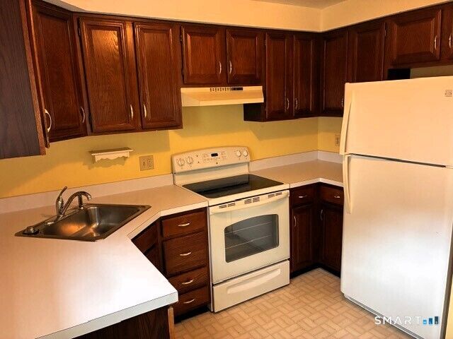 Property Photo:  421 Lady Bug Lane 421  CT 06066 