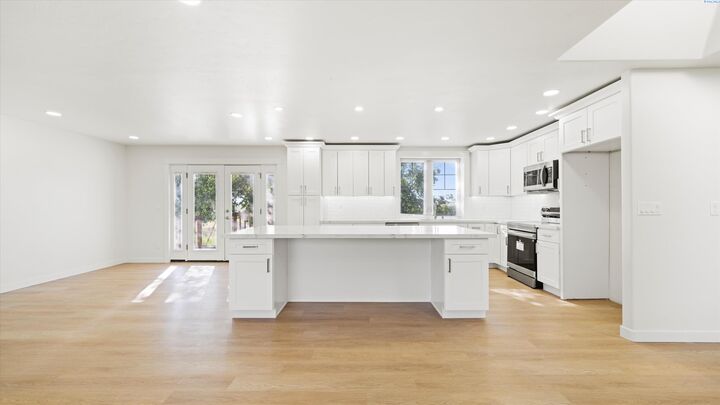 Property Photo: 2105 E Mason Pr NE WA 99320