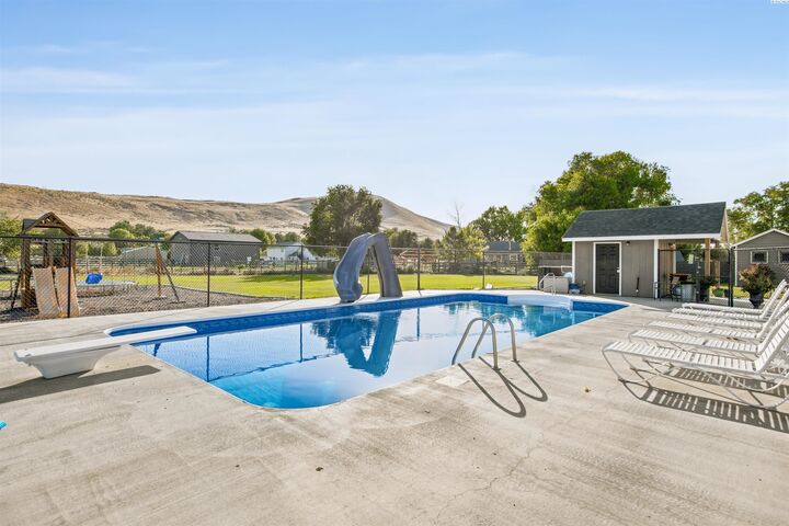 Property Photo: 43705 E Red Mountain Rd WA 99320