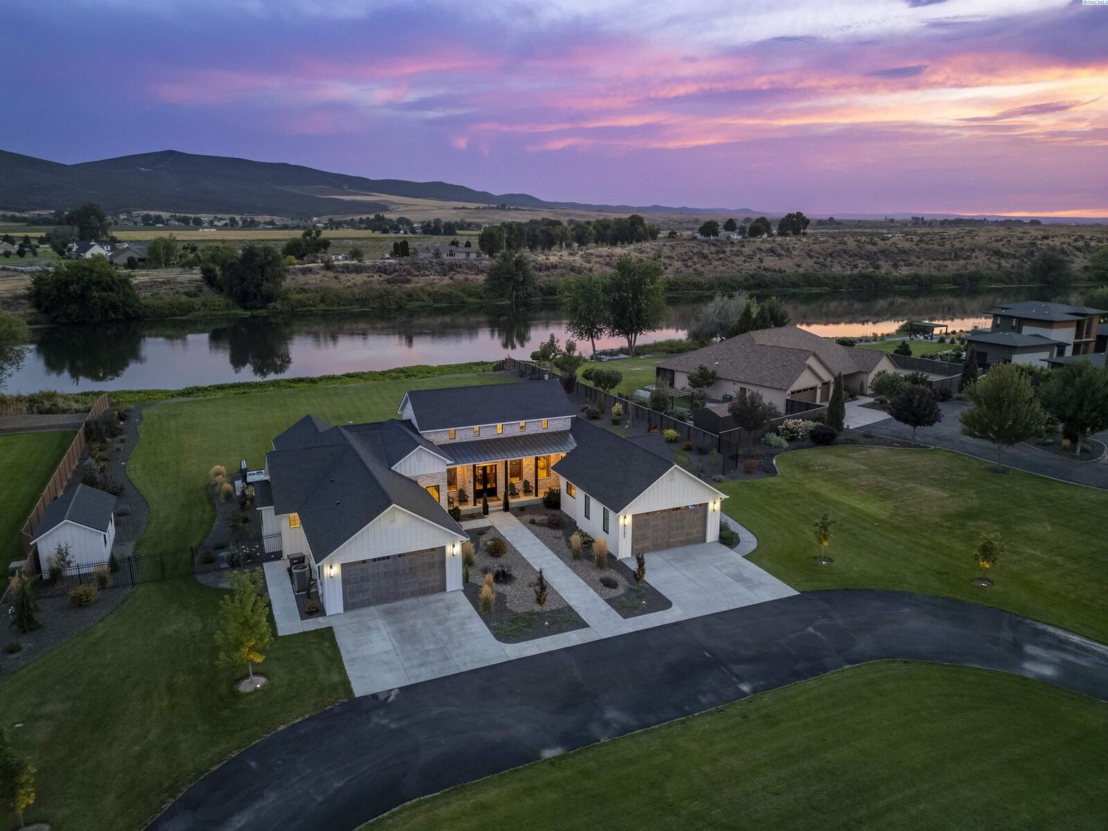 Property Photo:  175407 Rivers Edge Drive  WA 99350 