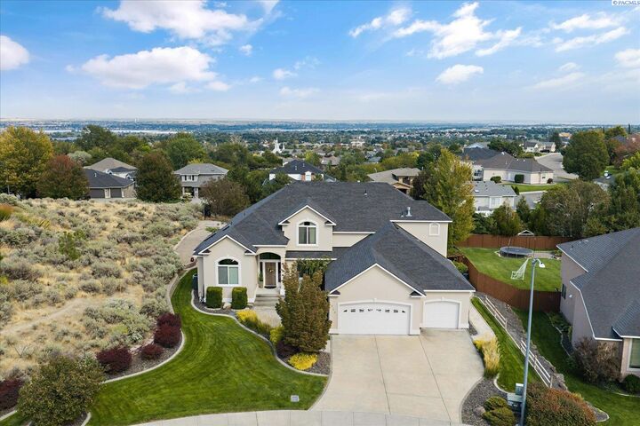 Property Photo:  824 Rand Dr  WA 99352 