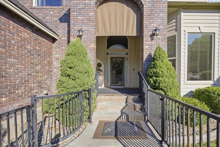Property Photo: 4607 Adobe Dr WA 99301
