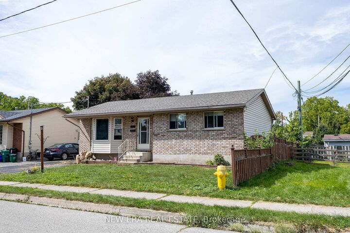 Property Photo:  120 Union Street S  ON N3H 2H1 