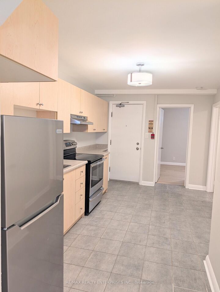 Property Photo:  22 Peter Street S Apt 1  ON L5H 2G2 