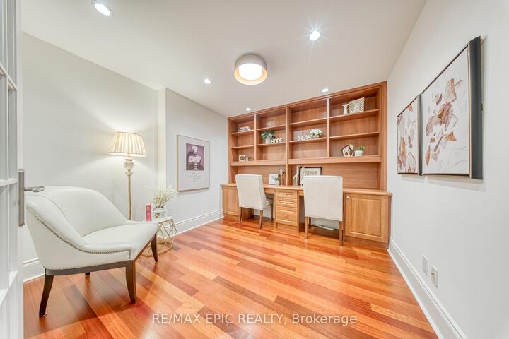 Property Photo: 7071 Bayview Avenue 211 ON L3T 7Y8