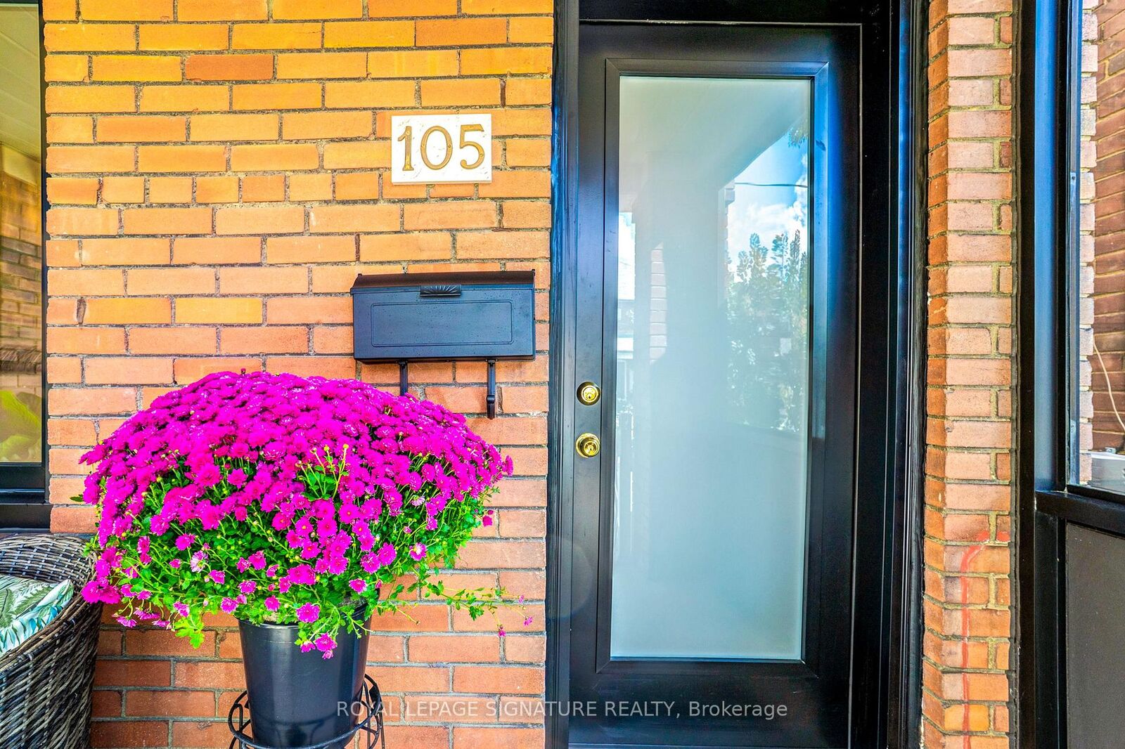 Property Photo: 105 Earlscourt Avenue ON M6E 4A8