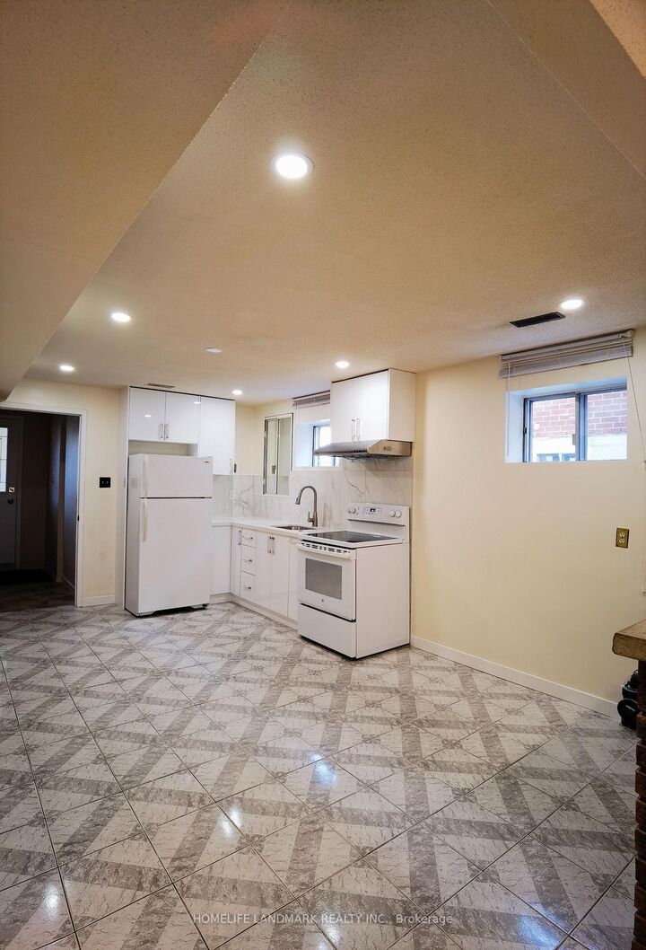 Property Photo:  2428 Cashmere Avenue Lower  ON L5B 2M6 