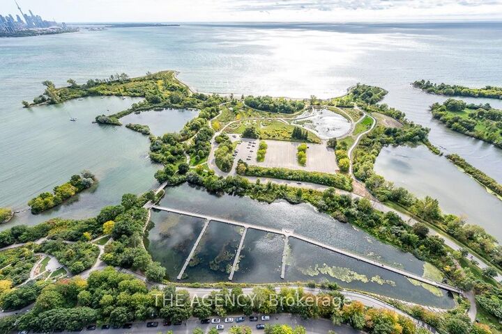 Photo de la propriété: 20 Shore Breeze Drive 4208 ON M8V 1A1