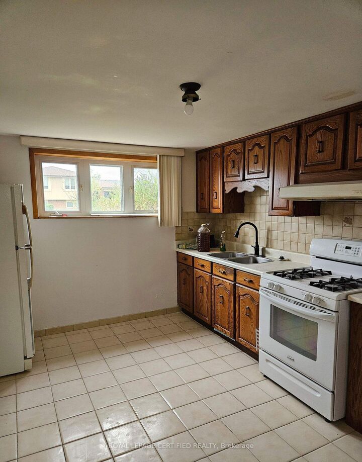 Property Photo:  115 Deerhurst Road Bsmt  ON L8E 3G3 
