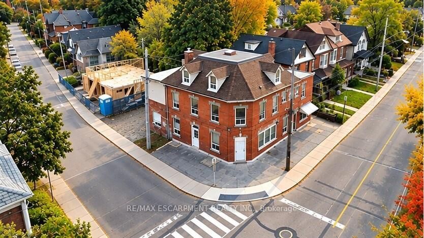 Photo de la propriété: 74 Locke Street N ON L8R 3A5