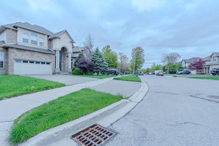 Photo de la propriété:  79 Moorland Crescent  ON L9K 1N7 