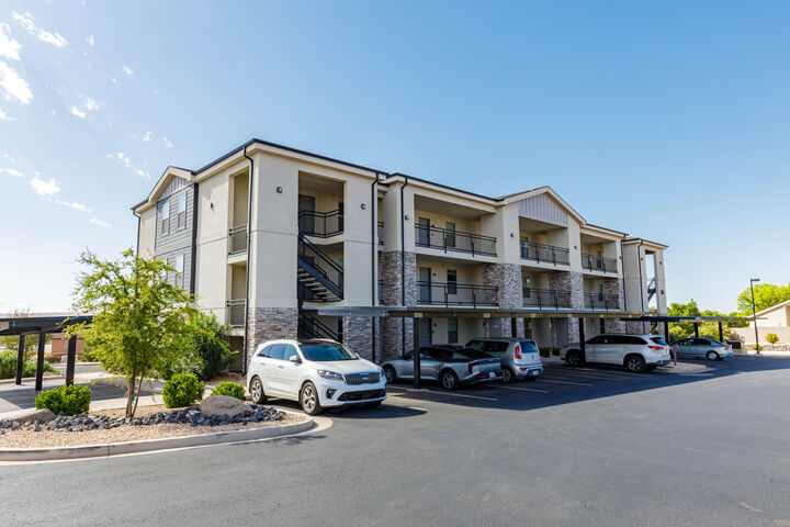 Property Photo:  128 N Lone Rock Dr Dr A101  UT 84737 