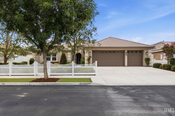 Property Photo: 2909 Mandalay Place CA 93311