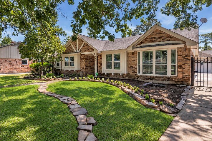 Property Photo:  947 Thornton Road  TX 77018 