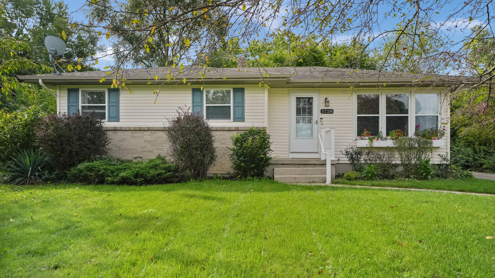 Property Photo: 1728 Langley Street SE MI 49508