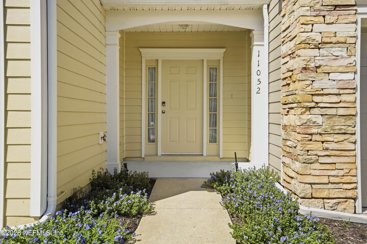 Property Photo: 11052 E Castlemain Circle FL 32256