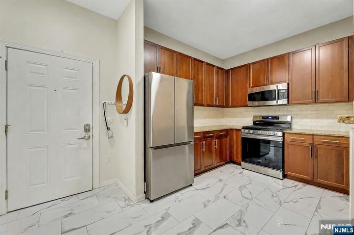 Property Photo:  1109 Riverview Avenue 109  NJ 07631 