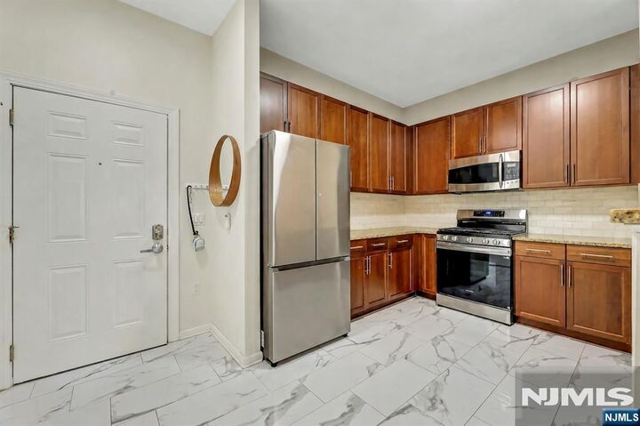 Property Photo:  1109 Riverview Avenue 109  NJ 07631 