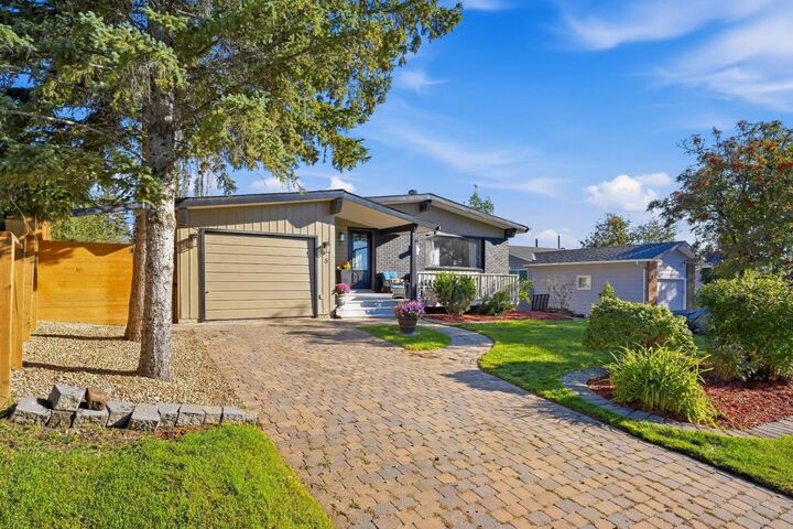 Property Photo:  5 Lake Huron Bay SE  AB T2J 5J6 