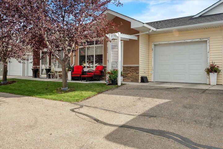 Property Photo: 606 Sunvale Crescent NE AB T1V 0H1