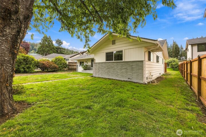 Property Photo:  325 SE Andrews Street  WA 98027 