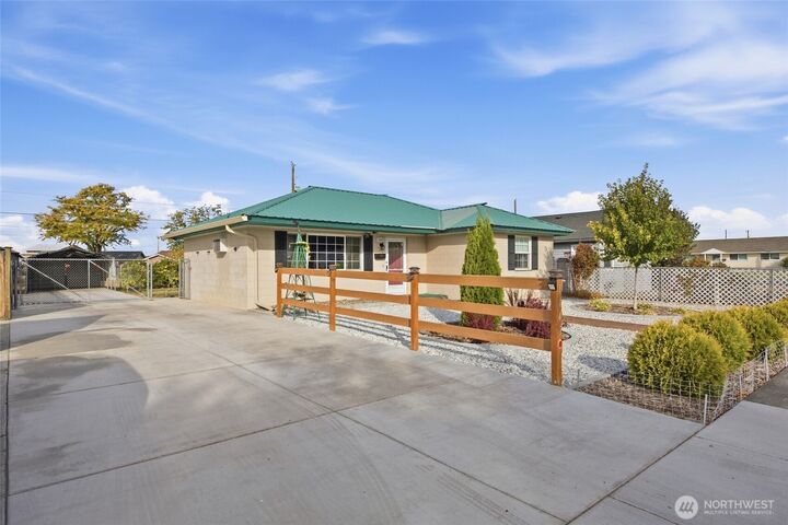 Property Photo:  1442 W Lee Street  WA 98837 