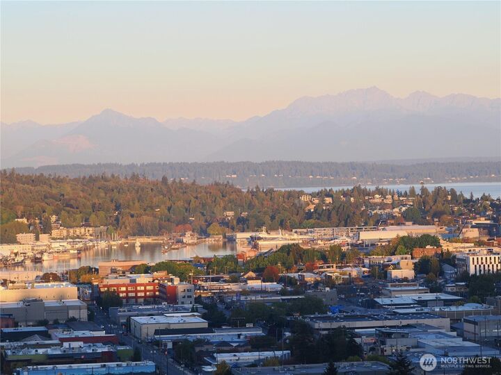 Property Photo:  4511  Greenwood Avenue N 4  WA 98103 