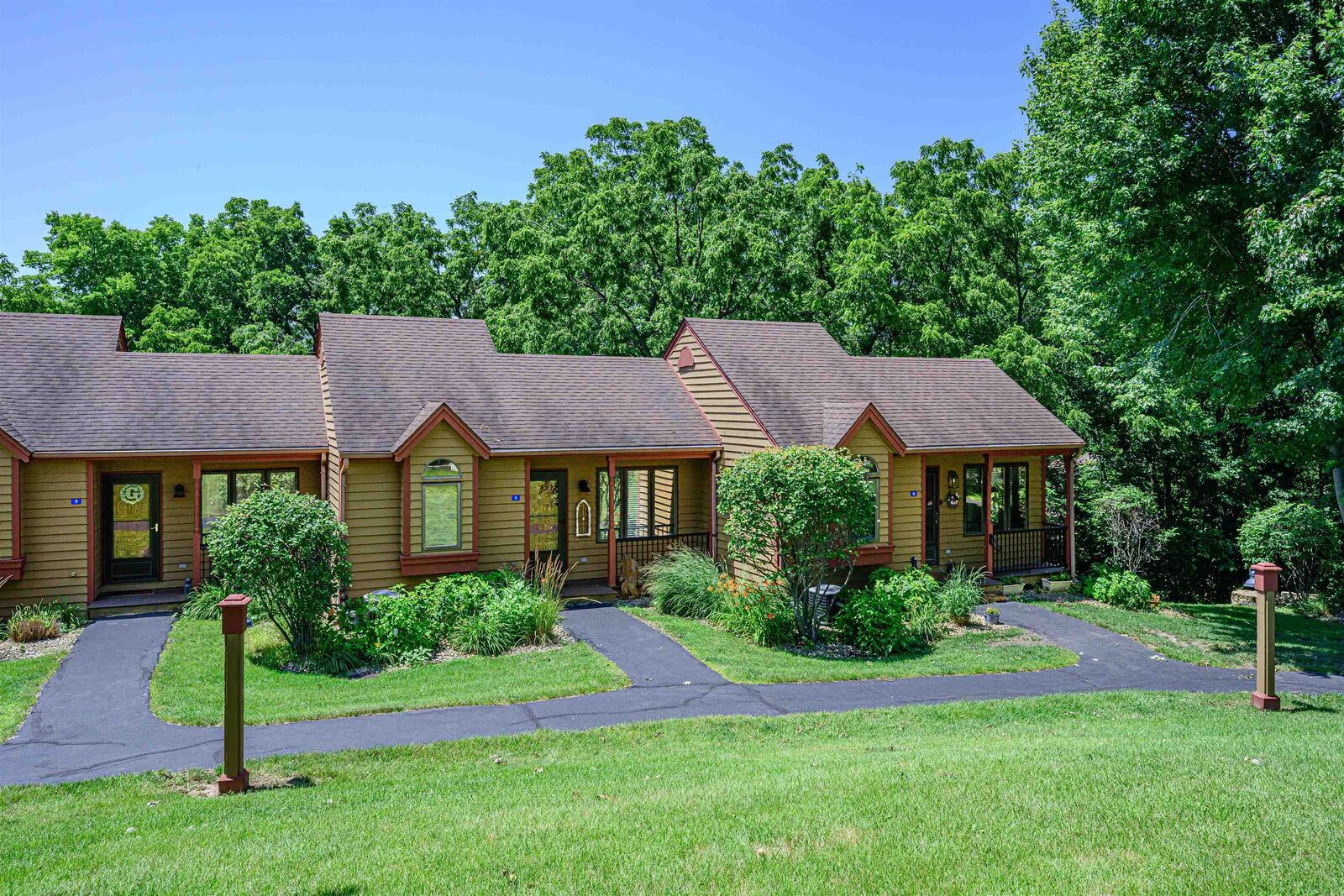 Property Photo: 9 Oak Glen Drive IL 61036
