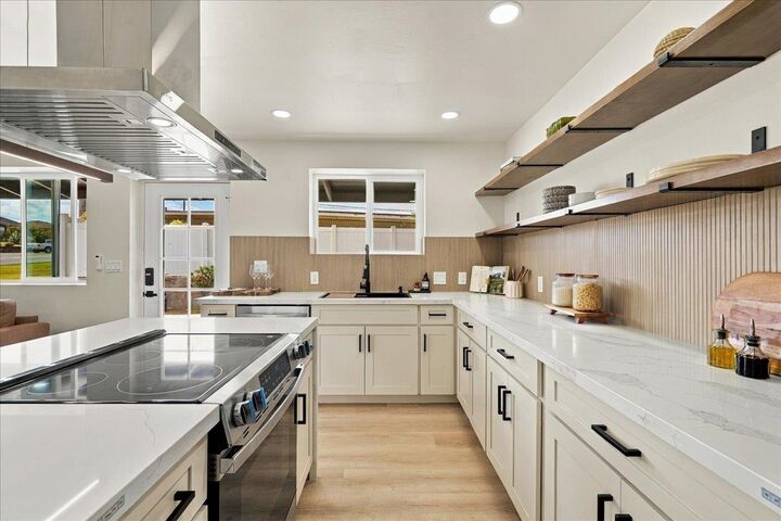 Property Photo:  400 Palama Dr  HI 96732 