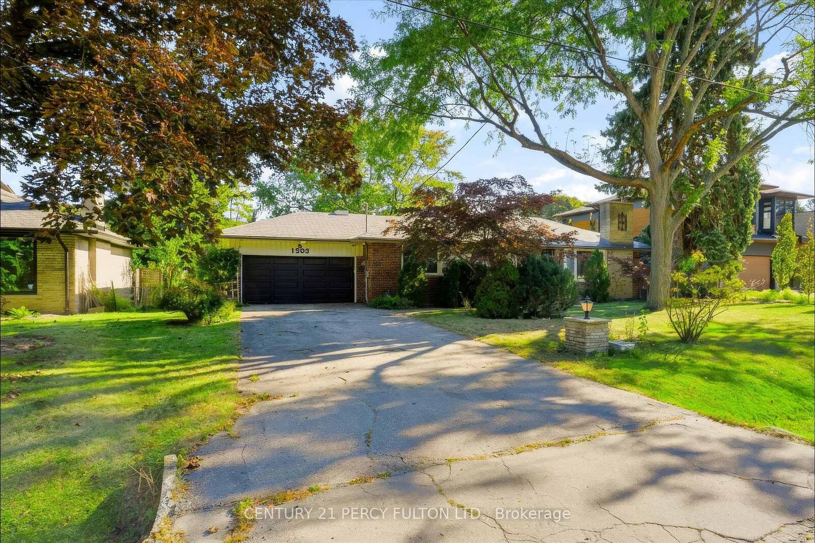 Property Photo:  1503 Lochlin Trail  ON L5G 3V6 