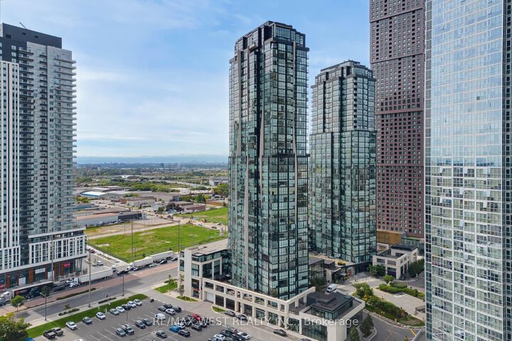 Property Photo:  2900 Highway 7 N/A 605  ON L4K 0G3 