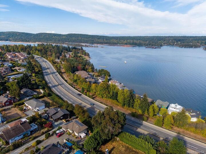 Property Photo:  275 Bayview Ave  BC V9G 1B8 