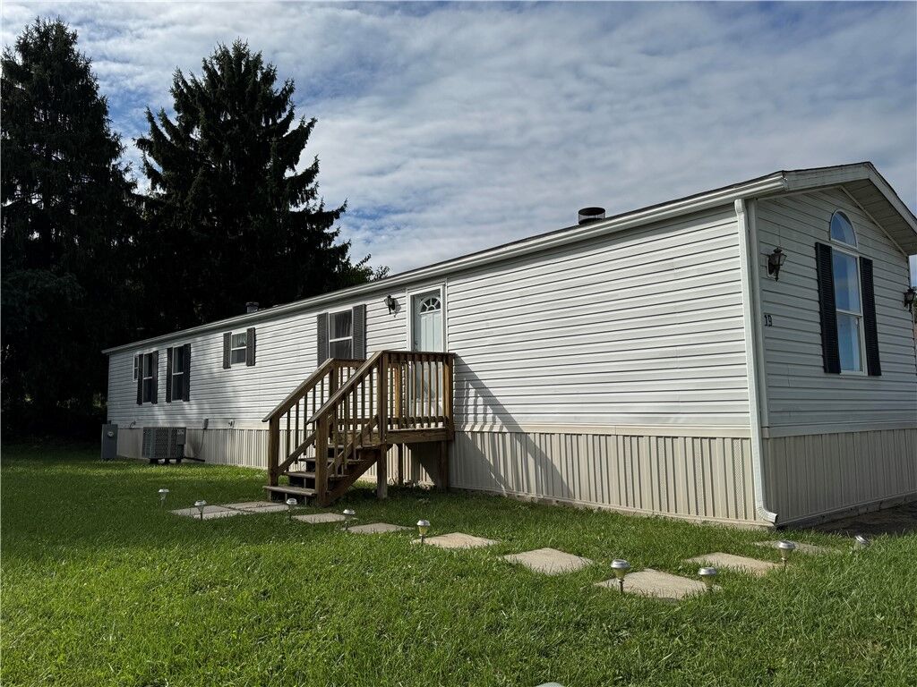 Property Photo:  19 Holly Hill Dr  PA 15042 