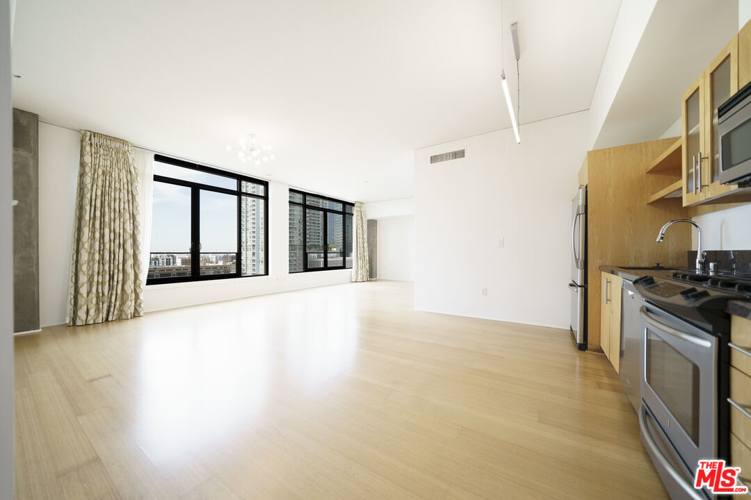 Property Photo:  1111 S Grand Ave, Unit 819  CA 90015 