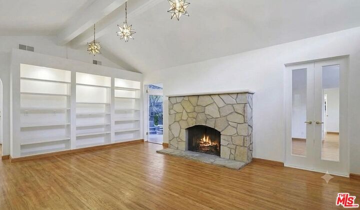 Property Photo:  2427 Liberty Ln  CA 90290 